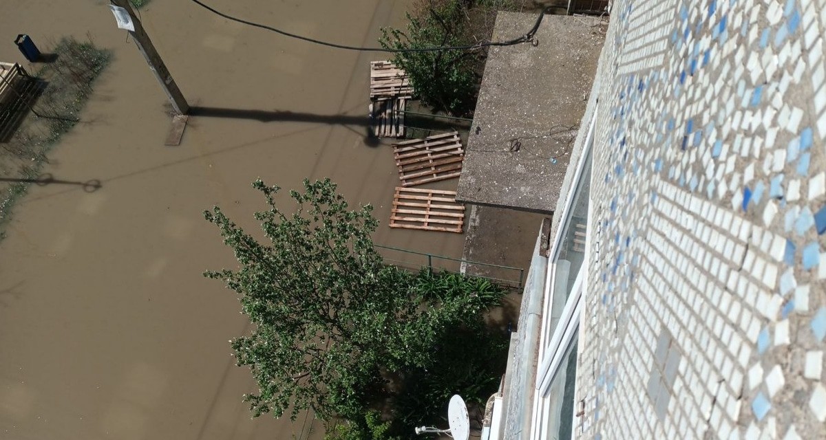Затопленный двор пятиэтажки по улице Абаканской в Махачкале. 17 апреля 2025 года. Фото предоставлено "Кавказскому узлу" жильцом дома. Затопленный двор пятиэтажки по улице Абаканской в Махачкале. 17 апреля 2025 года. Фото предоставлено "Кавказскому узлу" жильцом дома.