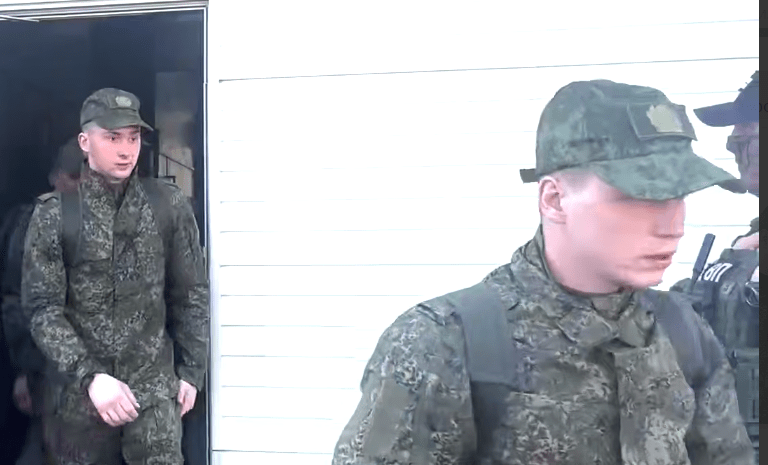 Вернувшиеся из плена бойцы. Стоп-кадр видео Минобороны России от 19.04.25, https://t.me/mod_russia/51495. Вернувшиеся из плена бойцы. Стоп-кадр видео Минобороны России от 19.04.25, https://t.me/mod_russia/51495.