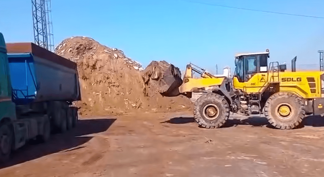 Гора песка с мазутом на полигоне в хуторе Воскресенский. Стоп-кадр видео оперштаба Краснодарского края от 18.04.25, https://t.me/opershtab23/13289. Гора песка с мазутом на полигоне в хуторе Воскресенский. Стоп-кадр видео оперштаба Краснодарского края от 18.04.25, https://t.me/opershtab23/13289.