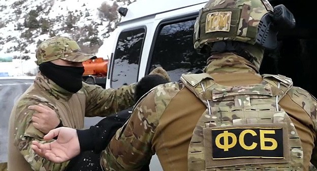Сотрудники ФСБ во время задержания. Фото: ФСБ России Сотрудники ФСБ во время задержания. Фото: ФСБ России