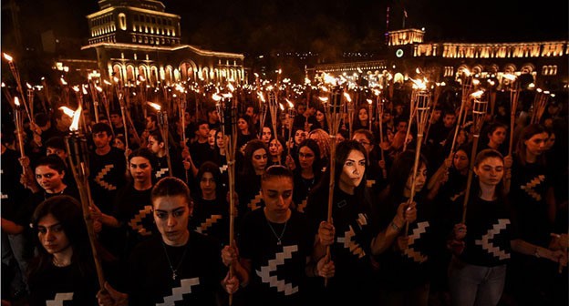 Факельное шествие в Ереване. Фото: Нарек Алексанян https://hetq.am Факельное шествие в Ереване. Фото: Нарек Алексанян https://hetq.am
