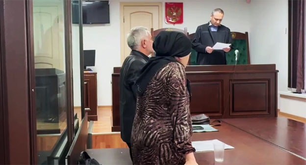 Жительница Каспийска в зале суда. 23 апреля 2025 г. Скриншот видео https://t.me/Femida_Dagestana/87 Жительница Каспийска в зале суда. 23 апреля 2025 г. Скриншот видео https://t.me/Femida_Dagestana/87