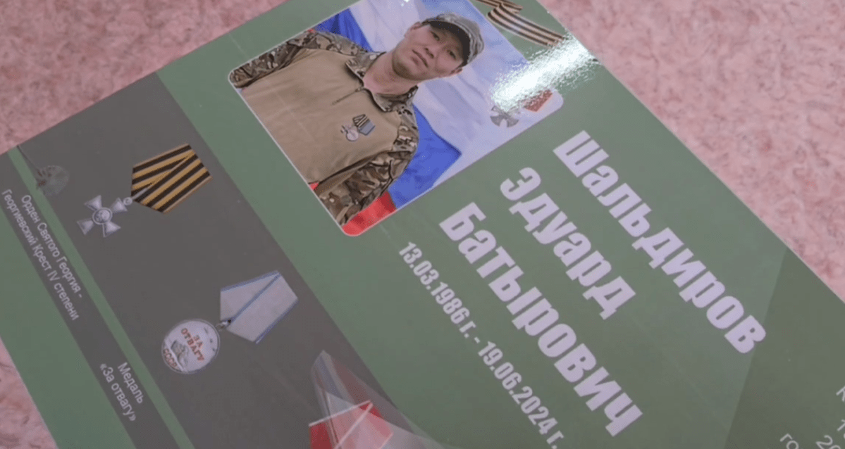 Именная парта Эдуарда Шальдирова. Стоп-кадр видео из Telegram-канала администрации Целинного района от 25.04.25, https://t.me/tcelinrmo/24687. Именная парта Эдуарда Шальдирова. Стоп-кадр видео из Telegram-канала администрации Целинного района от 25.04.25, https://t.me/tcelinrmo/24687.