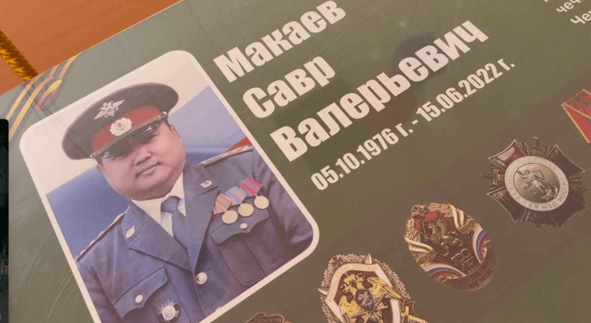 Информация о Савре Макаеве на именной парте. Стоп-кадр видео из Telegram-канала администрации Черноземельского района от 27.04.25, https://t.me/Chermo/12730. Информация о Савре Макаеве на именной парте. Стоп-кадр видео из Telegram-канала администрации Черноземельского района от 27.04.25, https://t.me/Chermo/12730.