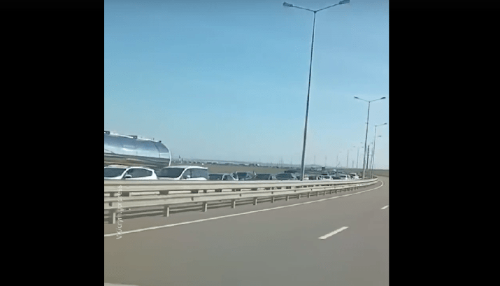 Очередь на Крымский мост. Стоп-кадр видео https://vkvideo.ru/video-6384628_456263618 от 01.05.25. Очередь на Крымский мост. Стоп-кадр видео https://vkvideo.ru/video-6384628_456263618 от 01.05.25.