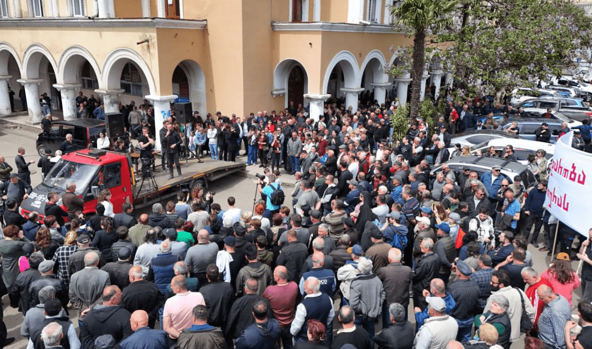 Митинг в Чиатуре. Скриншот фото "Мауцкебели" от 01.05.25, https://www.facebook.com/photo/?fbid=1299689375489846&set=pcb.1299689852156465 (деятельность компании Meta, владеющей Facebook, запрещена в России). Митинг в Чиатуре. Скриншот фото "Мауцкебели" от 01.05.25, https://www.facebook.com/photo/?fbid=1299689375489846&set=pcb.1299689852156465 (деятельность компании Meta, владеющей Facebook, запрещена в России).