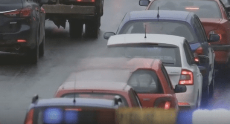 Автомобильная пробка. Кадр видео https://rutube.ru/video/10db0eac7cc4cb7f7aa6f635351cb0c0/. Автомобильная пробка. Кадр видео https://rutube.ru/video/10db0eac7cc4cb7f7aa6f635351cb0c0/.