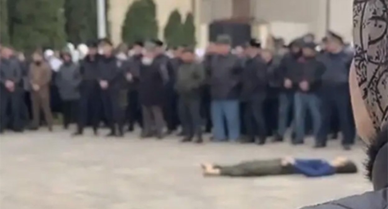 Митинг над телом убитого при атаке на пост ДПС подростка. Кадр видео из телеграм-канала Тумсо Абдурахманова (включен в реестр иностранных агентов) https://t.me/abusaddamshishani/6578 Митинг над телом убитого при атаке на пост ДПС подростка. Кадр видео из телеграм-канала Тумсо Абдурахманова (включен в реестр иностранных агентов) https://t.me/abusaddamshishani/6578