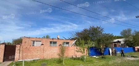 Жилой дом, подвергшийся атаке беспилотника в поселке Целина Ростовской области. Стоп-кадр видео "Дон-24". Жилой дом, подвергшийся атаке беспилотника в поселке Целина Ростовской области. Стоп-кадр видео "Дон-24".