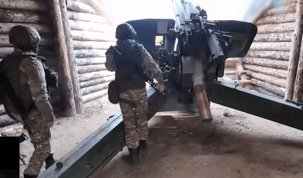 Российские бойцы. Стоп-кадр видео Минобороны России от 03.05.25, https://t.me/mod_russia/52073. Российские бойцы. Стоп-кадр видео Минобороны России от 03.05.25, https://t.me/mod_russia/52073.