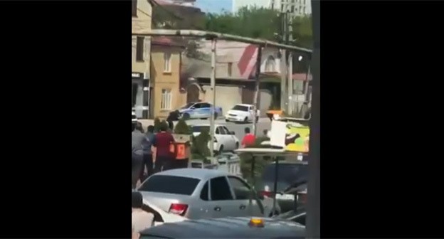 Перестрелка в Махачкале. 5 мая 2025 г. Скриншот видео https://postnews.ru/n/36945 Перестрелка в Махачкале. 5 мая 2025 г. Скриншот видео https://postnews.ru/n/36945