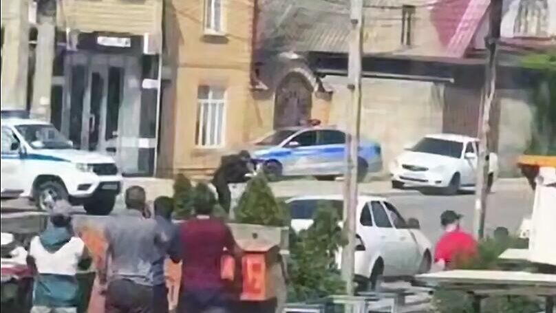 Нападение на силовиков в Махачкале. 5 мая 2025 г. Скриншот видео https://ria.ru/20250505/mvd-2015073634.html Нападение на силовиков в Махачкале. 5 мая 2025 г. Скриншот видео https://ria.ru/20250505/mvd-2015073634.html
