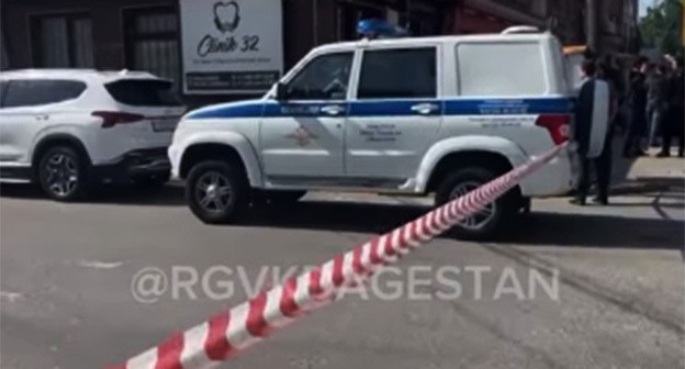 На месте нападения на силовиков в Махачкале. 5 мая 2025 г. Скриншот видео https://www.instagram.com/reel/DJRbjcVNyUh/ принадлежит компании Meta деятельность которой запрещена в России На месте нападения на силовиков в Махачкале. 5 мая 2025 г. Скриншот видео https://www.instagram.com/reel/DJRbjcVNyUh/ принадлежит компании Meta деятельность которой запрещена в России