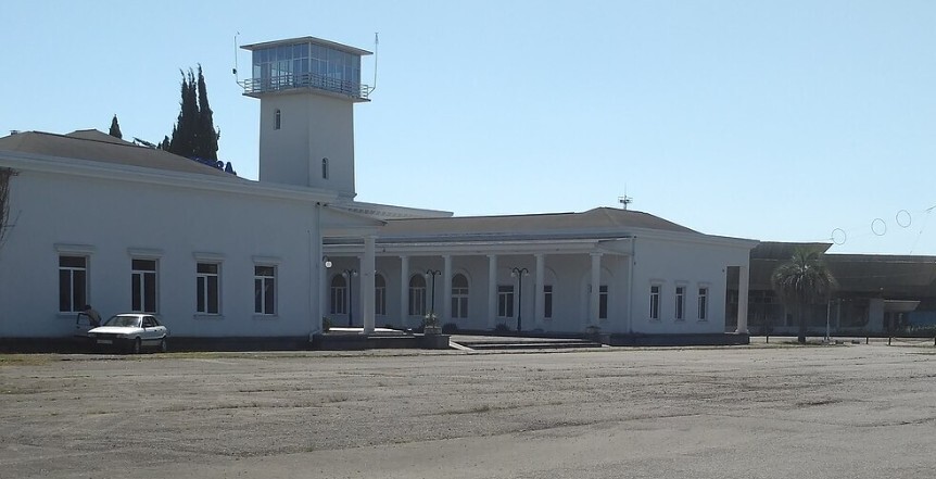 Аэропорт в Сухуме. Фото из "Википедии". Аэропорт в Сухуме. Фото из "Википедии".