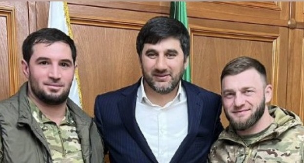 Уллубий Ханмурзаев (в центре) с военными. Фото официального Telegram-канала чиновника. Уллубий Ханмурзаев (в центре) с военными. Фото официального Telegram-канала чиновника.