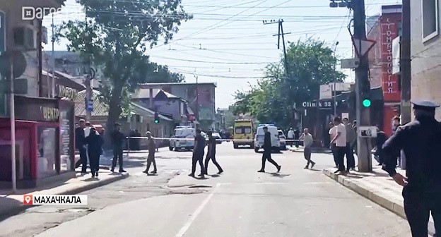 На месте перестрелки в Махачкале. 5 мая 2025 г. Скриншот видео https://dagestan-news.net/society/2025/05/05/165963.html На месте перестрелки в Махачкале. 5 мая 2025 г. Скриншот видео https://dagestan-news.net/society/2025/05/05/165963.html