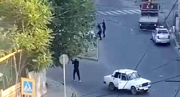 Перестрелка в Махачкале. 5 мая 2025 г. Скриншот видео https://vesti.az/ Перестрелка в Махачкале. 5 мая 2025 г. Скриншот видео https://vesti.az/