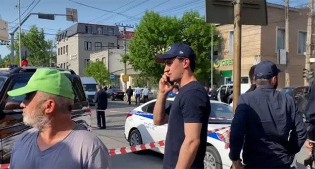 На месте перестрелки в Махачкале. 5 мая 2025 г. Скриншот видео https://ria.ru/20250505/mvd-2015073634.html На месте перестрелки в Махачкале. 5 мая 2025 г. Скриншот видео https://ria.ru/20250505/mvd-2015073634.html