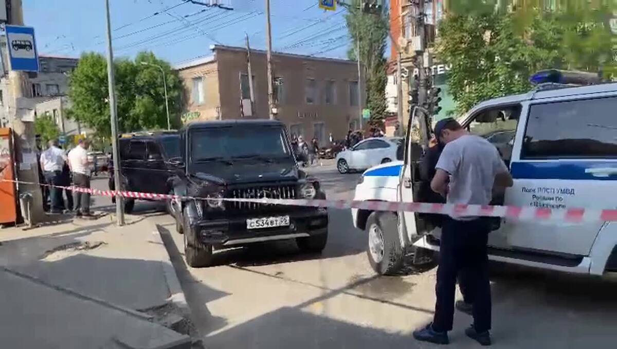 На месте перестрелки в Махачкале. 5 мая 2025 г. Скриншот видео https://mkala.mk.ru/video/2025/05/05/video-s-mesta-napadeniya-na-policeyskikh-v-makhachkale.html На месте перестрелки в Махачкале. 5 мая 2025 г. Скриншот видео https://mkala.mk.ru/video/2025/05/05/video-s-mesta-napadeniya-na-policeyskikh-v-makhachkale.html