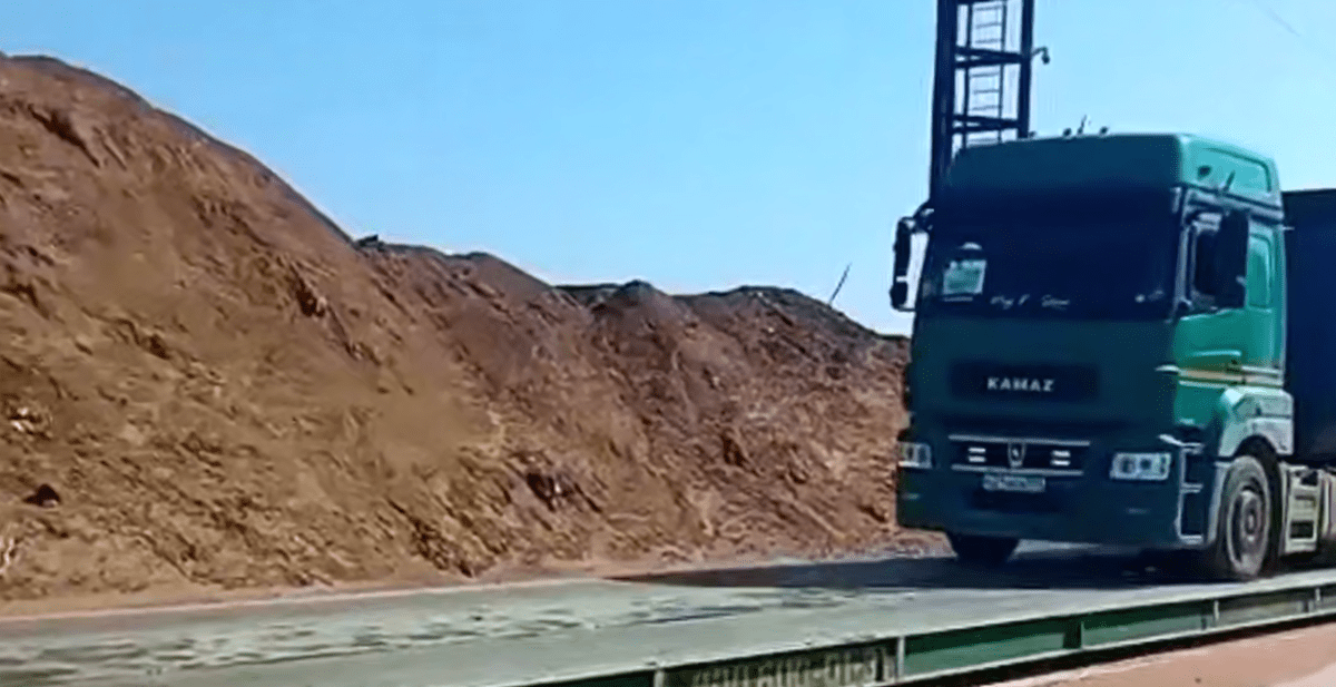 Кучи песка на полигоне в хуторе Воскресенский. Стоп-кадр видео оперштаба Краснодарского края от 18.04.25, https://t.me/opershtab23/13289 Кучи песка на полигоне в хуторе Воскресенский. Стоп-кадр видео оперштаба Краснодарского края от 18.04.25, https://t.me/opershtab23/13289