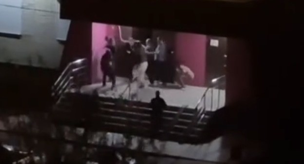 Драка в Камешково. Кадр видео, опубликованного сообществом novosty_ingushety в Instagram.
Драка в Камешково. Кадр видео, опубликованного сообществом novosty_ingushety в Instagram.