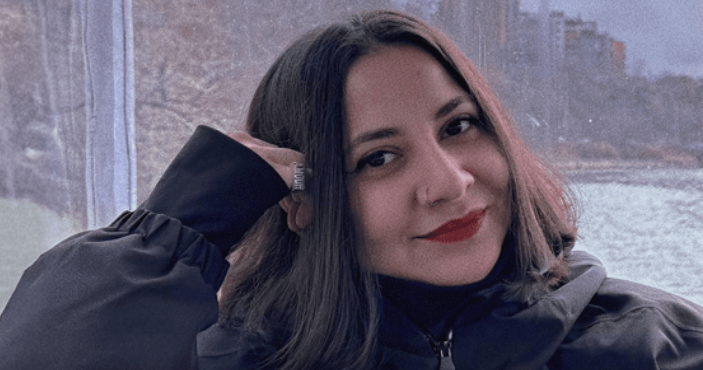 Ульвия Али. Скриншот фото Meydan TV от 10.05.25, https://www.meydan.tv/az/article/aytac-tapdiq-ulviyyə-elinin-basinda-siddətli-agrilari-var/ Ульвия Али. Скриншот фото Meydan TV от 10.05.25, https://www.meydan.tv/az/article/aytac-tapdiq-ulviyyə-elinin-basinda-siddətli-agrilari-var/