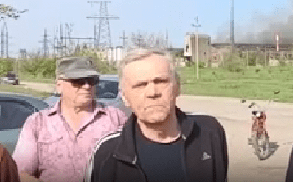 Янош Малиновский (на переднем плане). Стоп-кадр видео https://repost.news/news/87350-ekoaktivict_iz_vologodskoj_oblasti_soobshchil_ob_ugrozah_posle_videoobrashchenija_k_putinu. Янош Малиновский (на переднем плане). Стоп-кадр видео https://repost.news/news/87350-ekoaktivict_iz_vologodskoj_oblasti_soobshchil_ob_ugrozah_posle_videoobrashchenija_k_putinu.