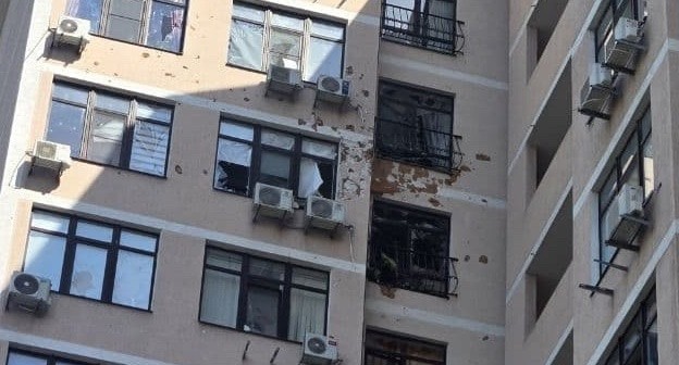 Фасад дома, поврежденный во время атаки БПЛА. Фото: администрация Новороссийска / "ВКонтакте"