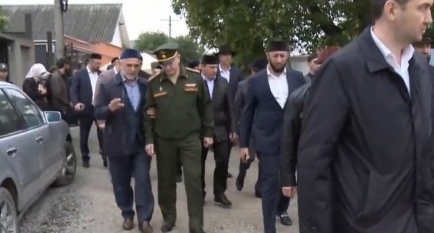 Похороны убитого на Украине военного в Ингушетии. Кадр видео пресс-службы правительства Ингушетии / Telegram Похороны убитого на Украине военного в Ингушетии. Кадр видео пресс-службы правительства Ингушетии / Telegram