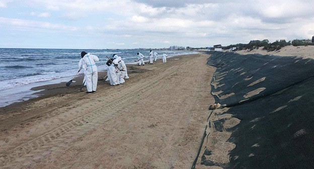 Уборка песка с мазутом с пляжа в Анапе. Фото: t.me/opershtab23 Уборка песка с мазутом с пляжа в Анапе. Фото: t.me/opershtab23