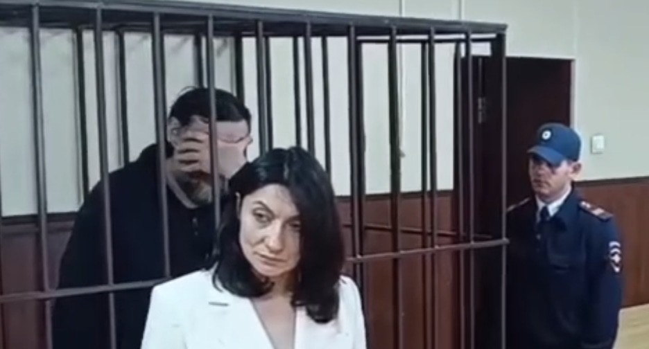 Замглавы Дирекции парков и скверов Махачкалы закрывает лицо рукой в клетке суда. Кадр видео Объединенной пресс-службы судов Дагестана https://t.me/Femida_Dagestana/124 Замглавы Дирекции парков и скверов Махачкалы закрывает лицо рукой в клетке суда. Кадр видео Объединенной пресс-службы судов Дагестана https://t.me/Femida_Dagestana/124