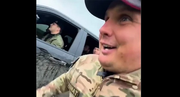 Экс-депутат из Смоленска Максим Баранов бежит за машиной Адама Кадырова. 17 мая 2025 г. Скриншот видео https://t.me/MAKSIMBARANOFF/996 Экс-депутат из Смоленска Максим Баранов бежит за машиной Адама Кадырова. 17 мая 2025 г. Скриншот видео https://t.me/MAKSIMBARANOFF/996