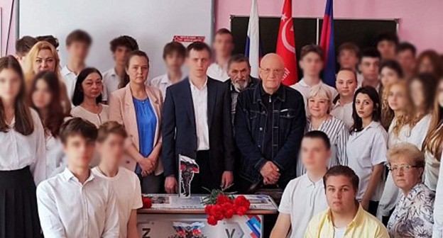В школе в Сочи открыли "Парту Героя" Алексея Машурова. 19 мая 2025 года. Фото: https://t.me/officialsochi/52085 В школе в Сочи открыли "Парту Героя" Алексея Машурова. 19 мая 2025 года. Фото: https://t.me/officialsochi/52085