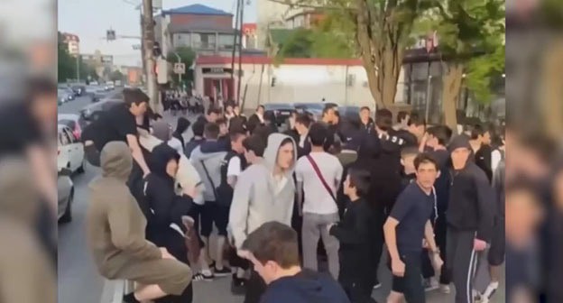 Массовая драка в парке Фазу Алиевой. 16 мая 2025 г. Скриншот видео https://dagestan-news.net/society/2025/05/19/169905.html Массовая драка в парке Фазу Алиевой. 16 мая 2025 г. Скриншот видео https://dagestan-news.net/society/2025/05/19/169905.html