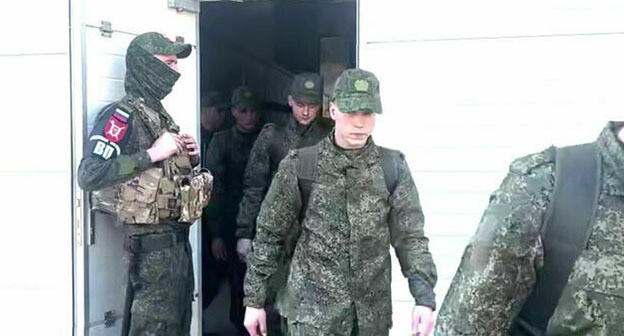 Обмен пленными. Фото: https://www.pnp.ru/politics/rossiya-i-ukraina-dogovorilis-provesti-obmen-plennymi-po-formule-1000-na-1000.html Обмен пленными. Фото: https://www.pnp.ru/politics/rossiya-i-ukraina-dogovorilis-provesti-obmen-plennymi-po-formule-1000-na-1000.html