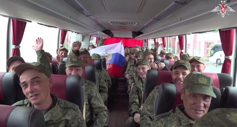 Возвращенные из плена военнослужащие. 25 мая 2025 года. Кадр видео Минобороны России https://t.me/mod_russia/53102 Возвращенные из плена военнослужащие. 25 мая 2025 года. Кадр видео Минобороны России https://t.me/mod_russia/53102