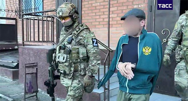 Задержание подозреваемых в причастности к нападению боевиков. 27 мая 2025 г. Скриншот видео https://t.me/tass_agency/317044 Задержание подозреваемых в причастности к нападению боевиков. 27 мая 2025 г. Скриншот видео https://t.me/tass_agency/317044