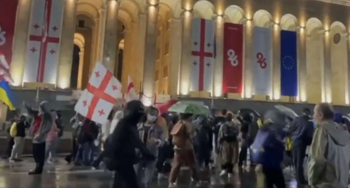 Протестующие у парламента на проспекте Руставели, 27 мая 2025 года. Кадр видео Lorena Beria / Tbilisi life Протестующие у парламента на проспекте Руставели, 27 мая 2025 года. Кадр видео Lorena Beria / Tbilisi life