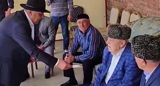 Вручение денежной помощи семье Гирихана Точиева. 28 мая 2025 г. Скриншот видео https://t.me/pravitelstvori/17675 Вручение денежной помощи семье Гирихана Точиева. 28 мая 2025 г. Скриншот видео https://t.me/pravitelstvori/17675