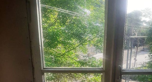 Разбитое окно в жилом доме. 29 мая 2025 года. Фото: https://t.me/mil_armenia/16408?singlо Разбитое окно в жилом доме. 29 мая 2025 года. Фото: https://t.me/mil_armenia/16408?singlо