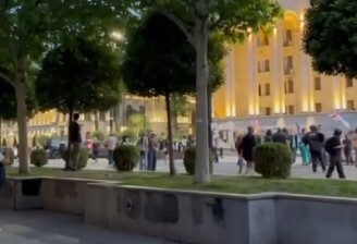Активисты перекрыли проспект Руставели в Тбилиси. 29 мая 2025 года. Стоп-кадр видео телеграм-канала Tbilisi_life. Активисты перекрыли проспект Руставели в Тбилиси. 29 мая 2025 года. Стоп-кадр видео телеграм-канала Tbilisi_life.