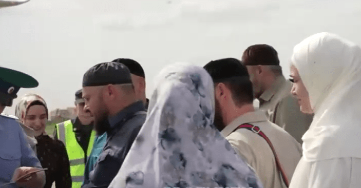 Паломники из Чечни в аэропорту Грозного. Стоп-кадр видео ЧГТРК "Грозный" от 31.05.25, https://www.instagram.com/p/DKT3YR-RcCh/ (деятельность компании Meta, владеющей соцсетью, запрещена в России). Паломники из Чечни в аэропорту Грозного. Стоп-кадр видео ЧГТРК "Грозный" от 31.05.25, https://www.instagram.com/p/DKT3YR-RcCh/ (деятельность компании Meta, владеющей соцсетью, запрещена в России).