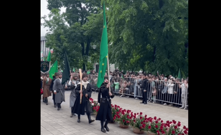 Участники шествия в Нальчике. Стоп-кадр видео https://t.me/zapravakbr/3361. Участники шествия в Нальчике. Стоп-кадр видео https://t.me/zapravakbr/3361.