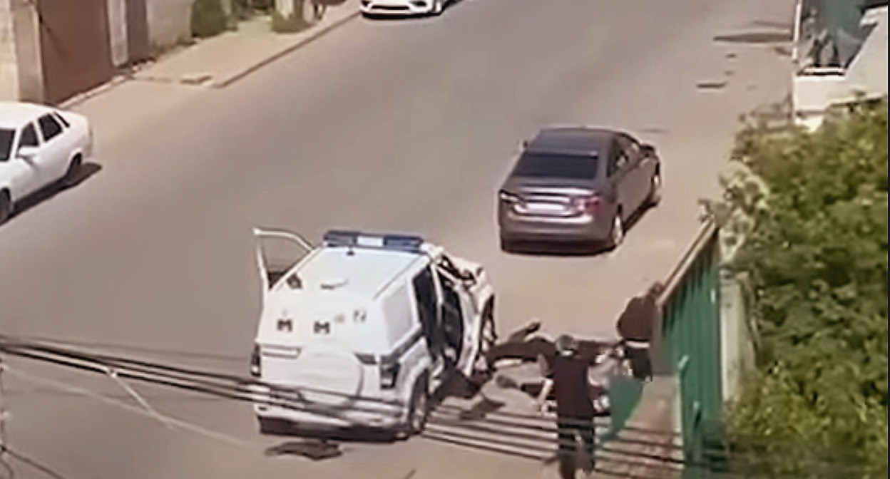 Нападение на силовиков в Махачкале. Кадр видео "Кавказского узла" https://youtu.be/RTANBD4E94E.
Нападение на силовиков в Махачкале. Кадр видео "Кавказского узла" https://youtu.be/RTANBD4E94E.