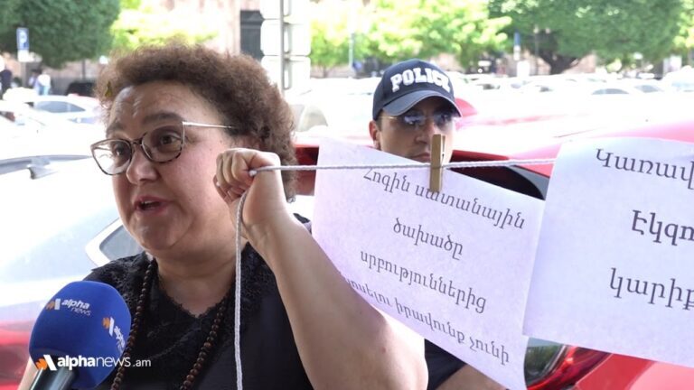 Участники акции протеста в защиту церкви. 2 июня 2025 года. Скриншот видео https://alphanews.am/ru/pashinyan-hochet-podchinity-sebe-armyansk/ Участники акции протеста в защиту церкви. 2 июня 2025 года. Скриншот видео https://alphanews.am/ru/pashinyan-hochet-podchinity-sebe-armyansk/