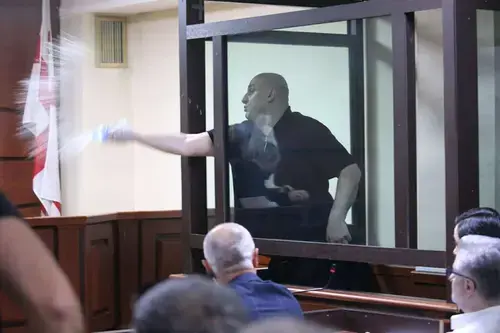 Ника Мелия выплескивает воду в сторону судьи. Тбилиси, 30 мая 2025 года. Фото: "Интерпрессньюс" https://www.interpressnews.ge/ru/article/168792-nika-meliia-oblil-sudiu-vodoi-on-vydvoren-iz-zala-zasedani Ника Мелия выплескивает воду в сторону судьи. Тбилиси, 30 мая 2025 года. Фото: "Интерпрессньюс" https://www.interpressnews.ge/ru/article/168792-nika-meliia-oblil-sudiu-vodoi-on-vydvoren-iz-zala-zasedani