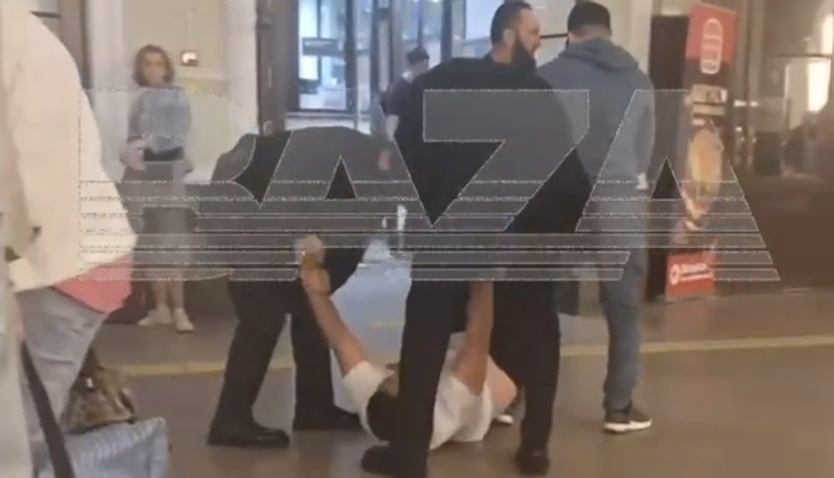 Похищение на Ярославском вокзале. Кадр видео BAZA / Telegram Похищение на Ярославском вокзале. Кадр видео BAZA / Telegram