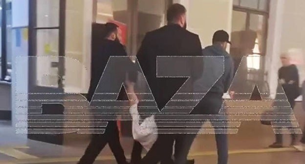 Арега Щепихина забрали с вокзала в Москве. 3 июня 2025 г. Скриншот видео Telegram-канал Baza Арега Щепихина забрали с вокзала в Москве. 3 июня 2025 г. Скриншот видео Telegram-канал Baza