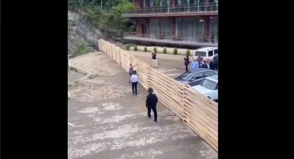 Местный житель пытается сломать забор у Ханагского водопада. Скриншот с видео телеграм-канала "Голос Дагестана" https://t.me/golosdagestana05/15367 Местный житель пытается сломать забор у Ханагского водопада. Скриншот с видео телеграм-канала "Голос Дагестана" https://t.me/golosdagestana05/15367