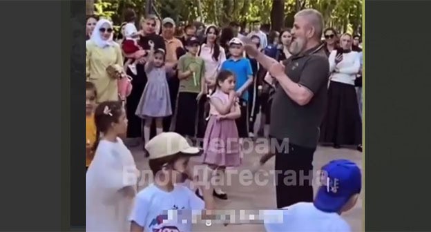 Неизвестный мужчина на детском празднике в Дагестане помешал детям танцевать. 4 июня 2025 г. Скриншот видео https://t.me/dagestanblog/7508 Неизвестный мужчина на детском празднике в Дагестане помешал детям танцевать. 4 июня 2025 г. Скриншот видео https://t.me/dagestanblog/7508